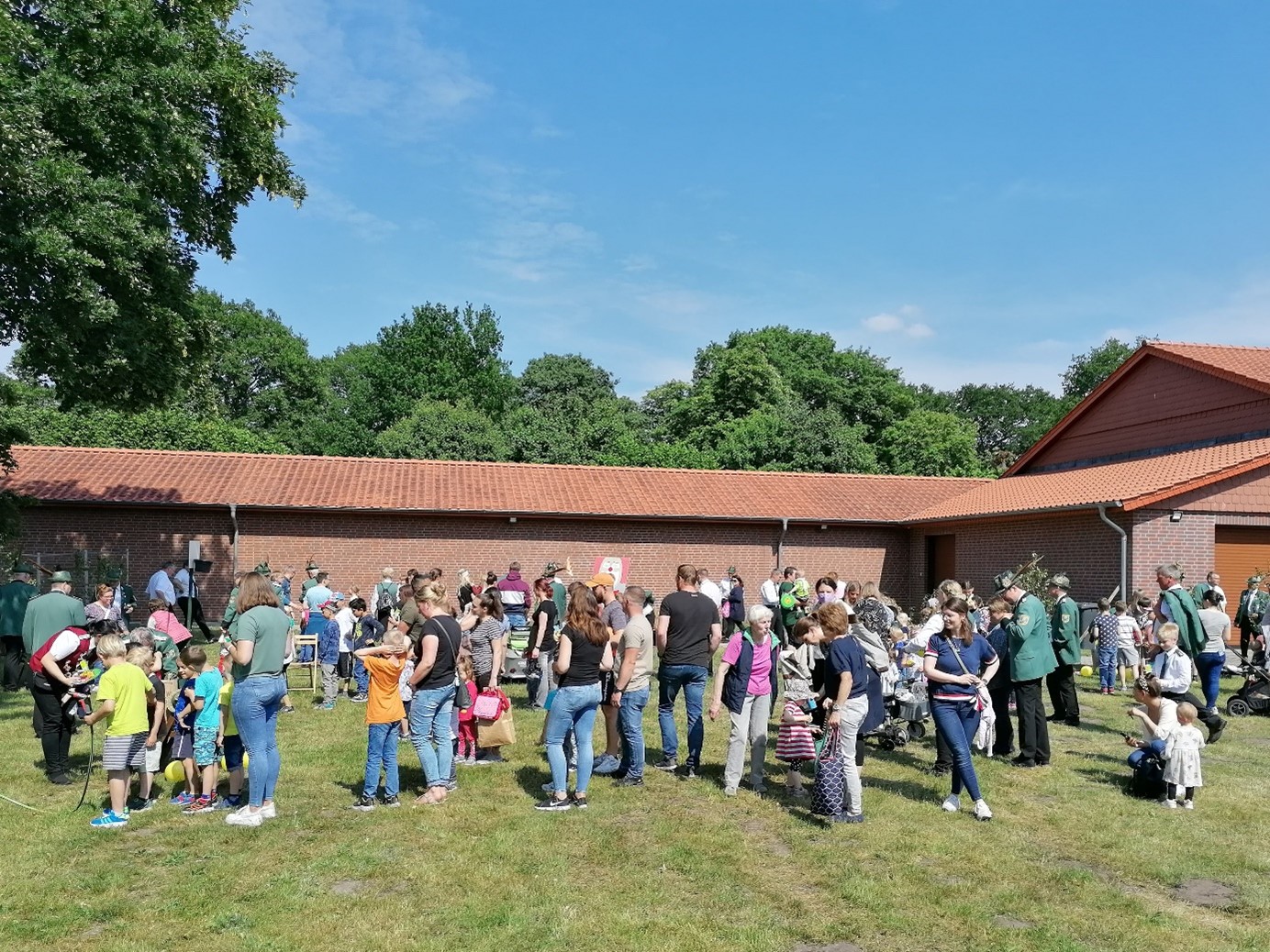 Kinderbelustigung der Fahnengruppe