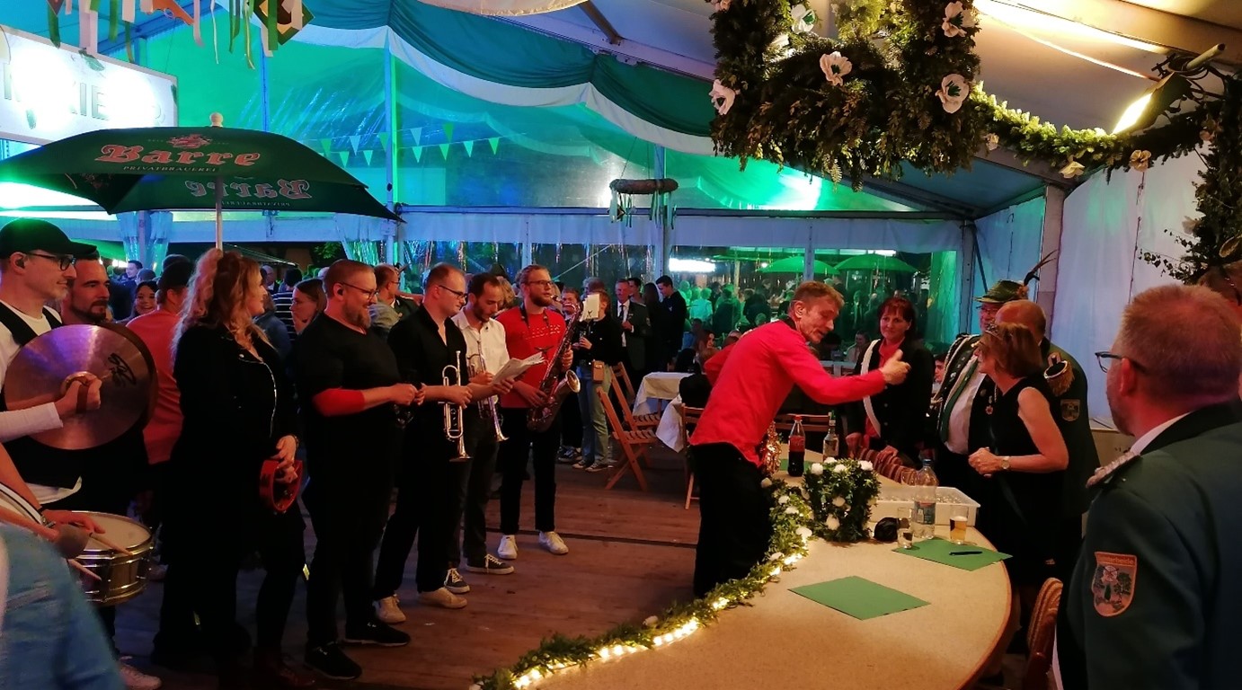 Tanzveranstaltung mit dem FreeSteps Orchestra Tanzveranstaltung mit dem FreeSteps Orchestra
